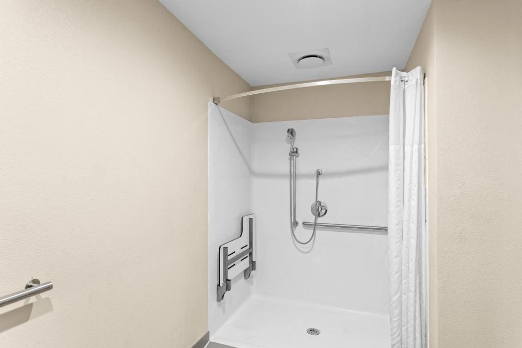 King Room with Roll in Shower - Accessible room - Image 2