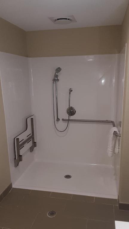 King Room with Roll in Shower - Accessible room - Image 3
