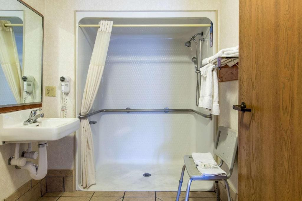 King Room with Roll-In Shower - Accessible/Non-Smoking room - Image 1