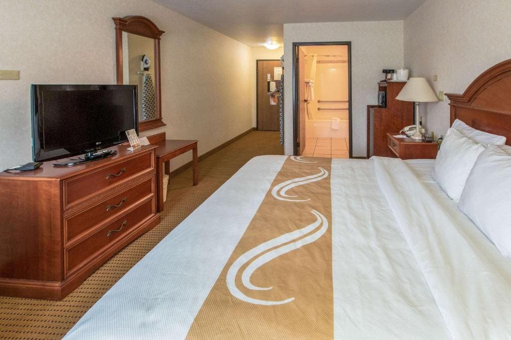 King Room with Accessible Tub - Accessible/Non-Smoking room - Image 3