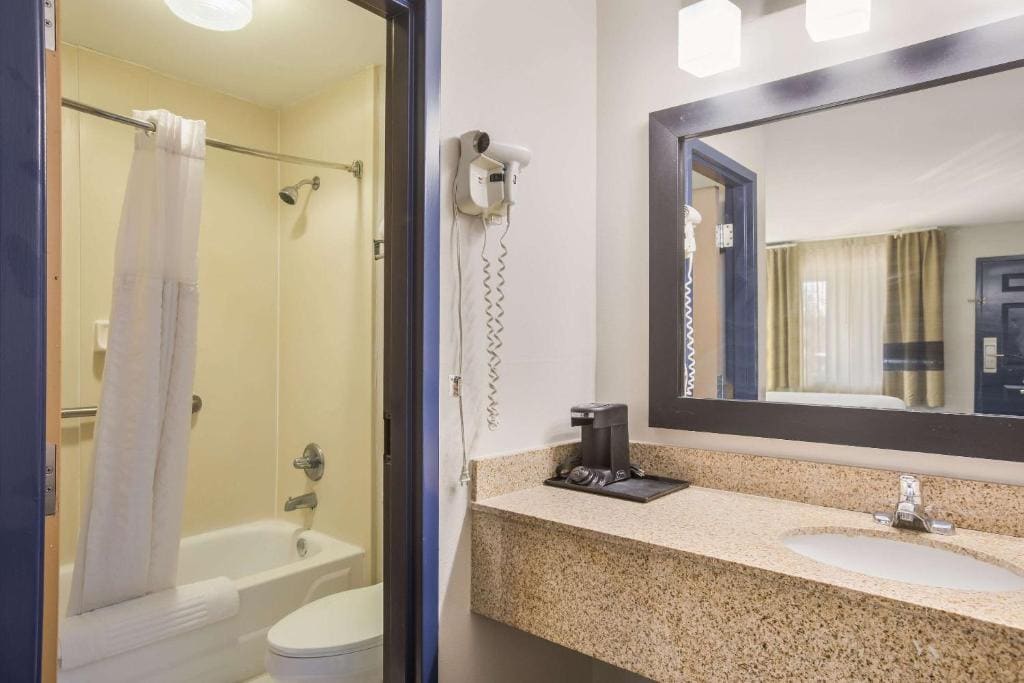 King Room - Non-Smoking room - Image 2