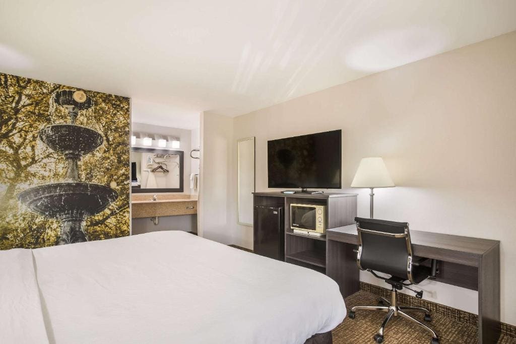 King Suite - Non-Smoking room - Image 2