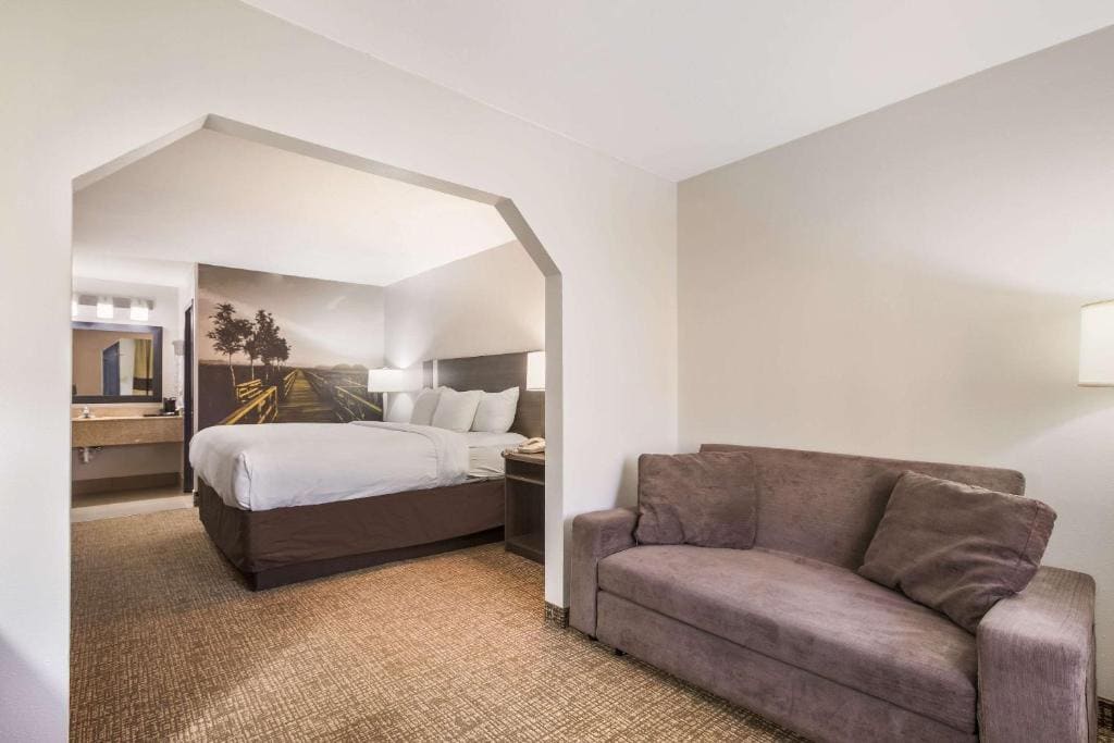 King Suite - Non-Smoking room - Image 3