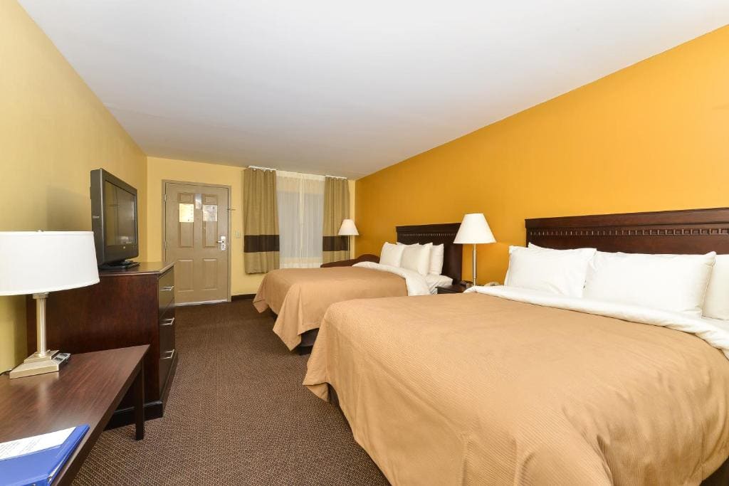 Queen Room with Two Queen Beds - Non-Smoking room - Image 3