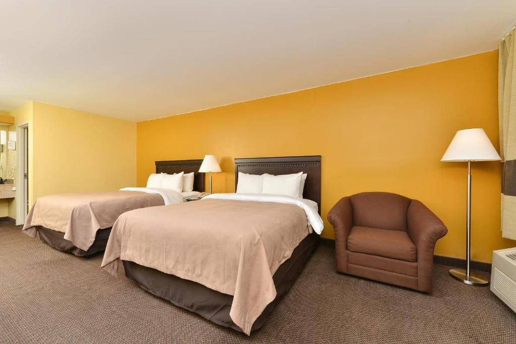Queen Room with Two Queen Beds - Non-Smoking room - Image 2