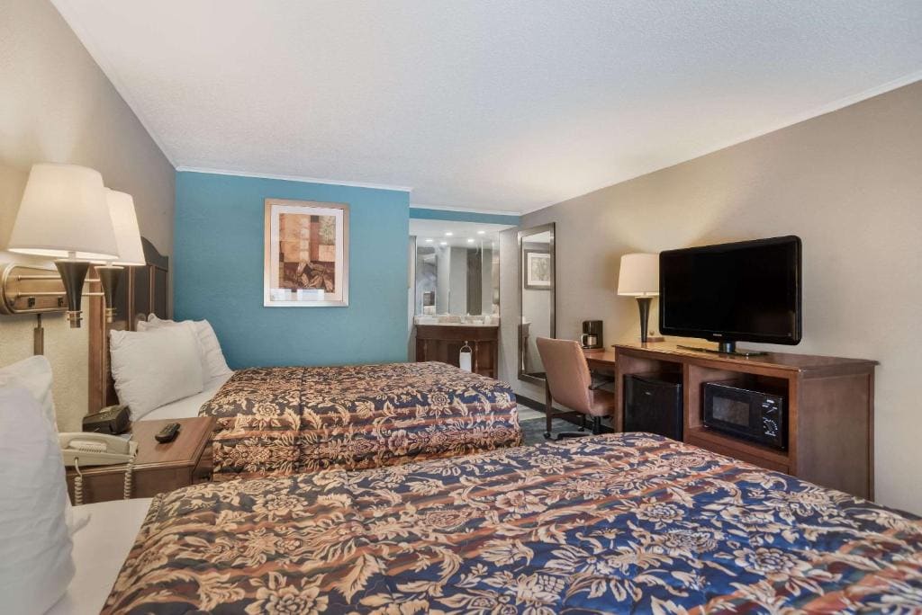 Double Room with Two Double Beds - Smoking room - Image 3