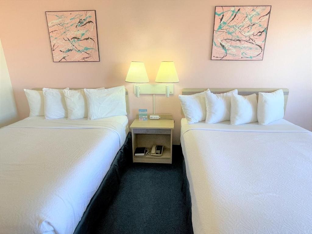 Queen Room with Two Queen Beds - Non-Smoking room - Image 2