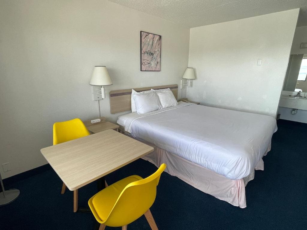 King Room - Non-Smoking room - Image 2
