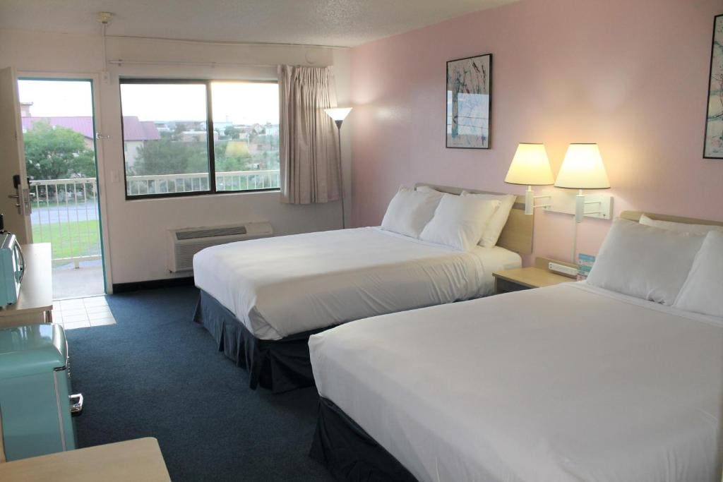 Queen Room with Two Queen Beds - Non-Smoking room - Image 1