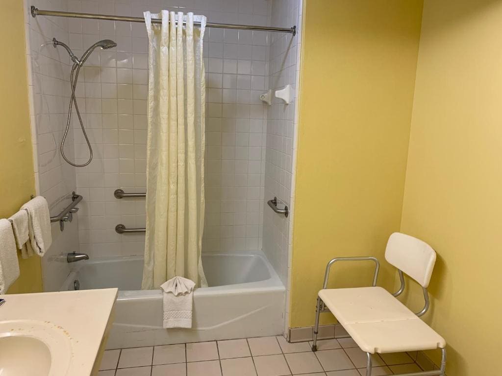 Double Room with Two Double Beds - Smoking room - Image 3