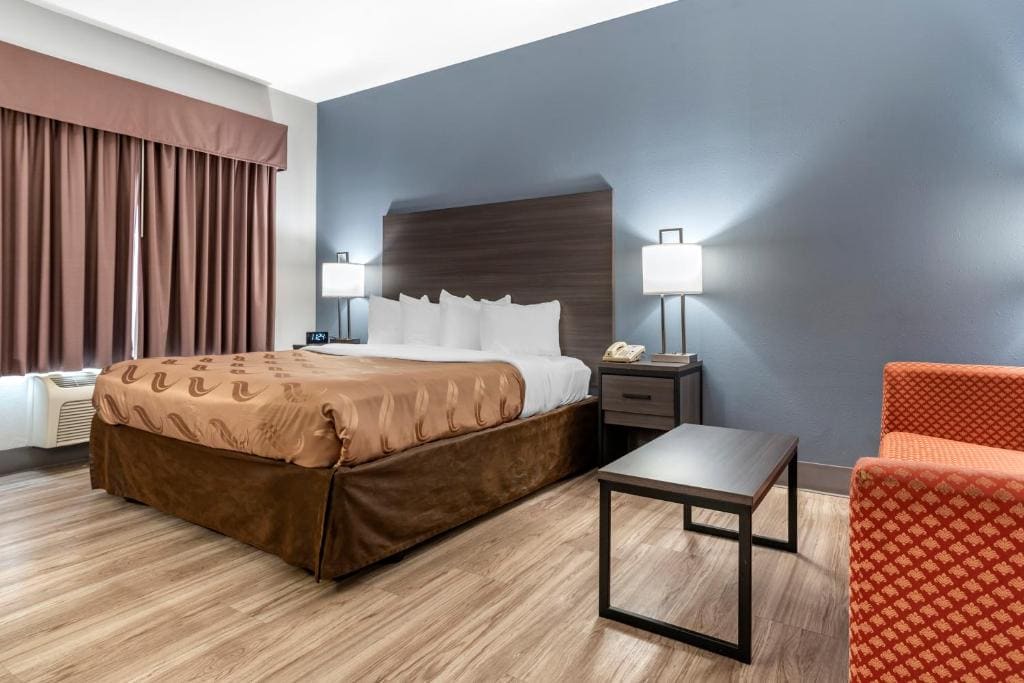 Standard King Suite - Mobility Accessible/Non-Smoking room - Image 1