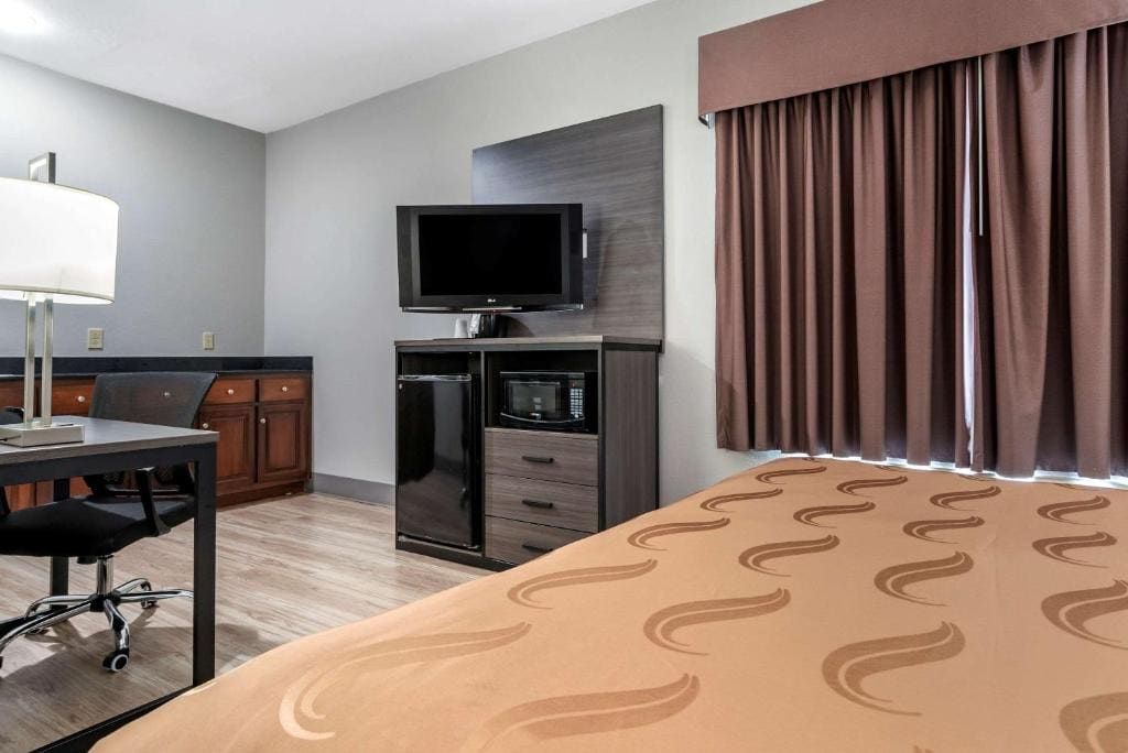Standard King Suite - Mobility Accessible/Non-Smoking room - Image 2