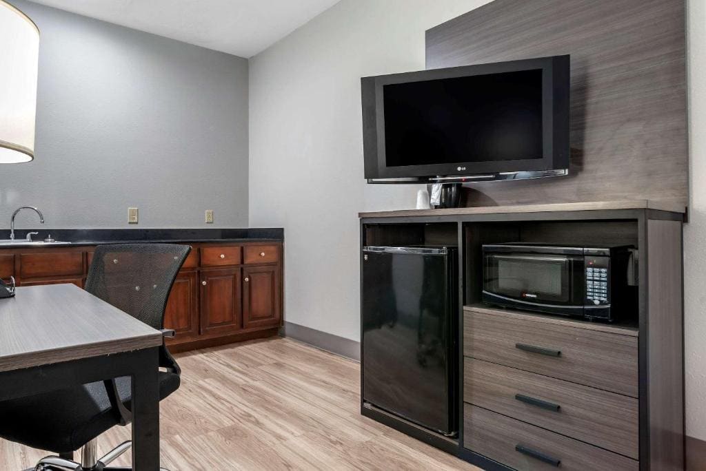 Standard King Suite - Mobility Accessible/Non-Smoking room - Image 3