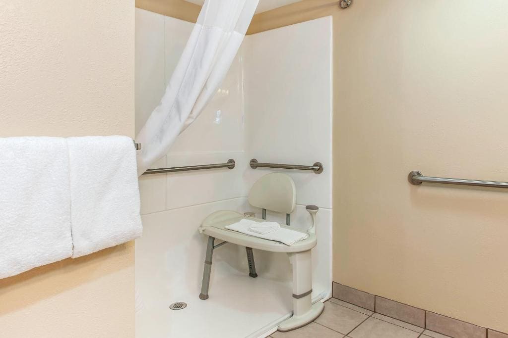 Queen Room - Accessible/Nonsmoking room - Image 1