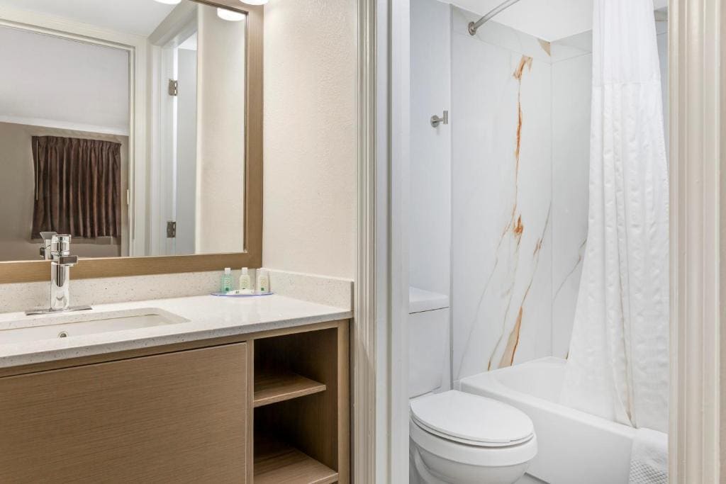 King Suite - Non-Smoking room - Image 3