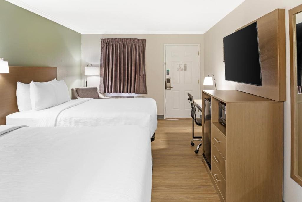 Queen Room with Two Queen Beds - Non-Smoking room - Image 3