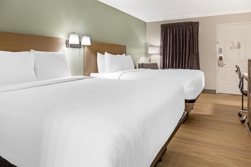 Queen Room with Two Queen Beds - Non-Smoking room - Image 2