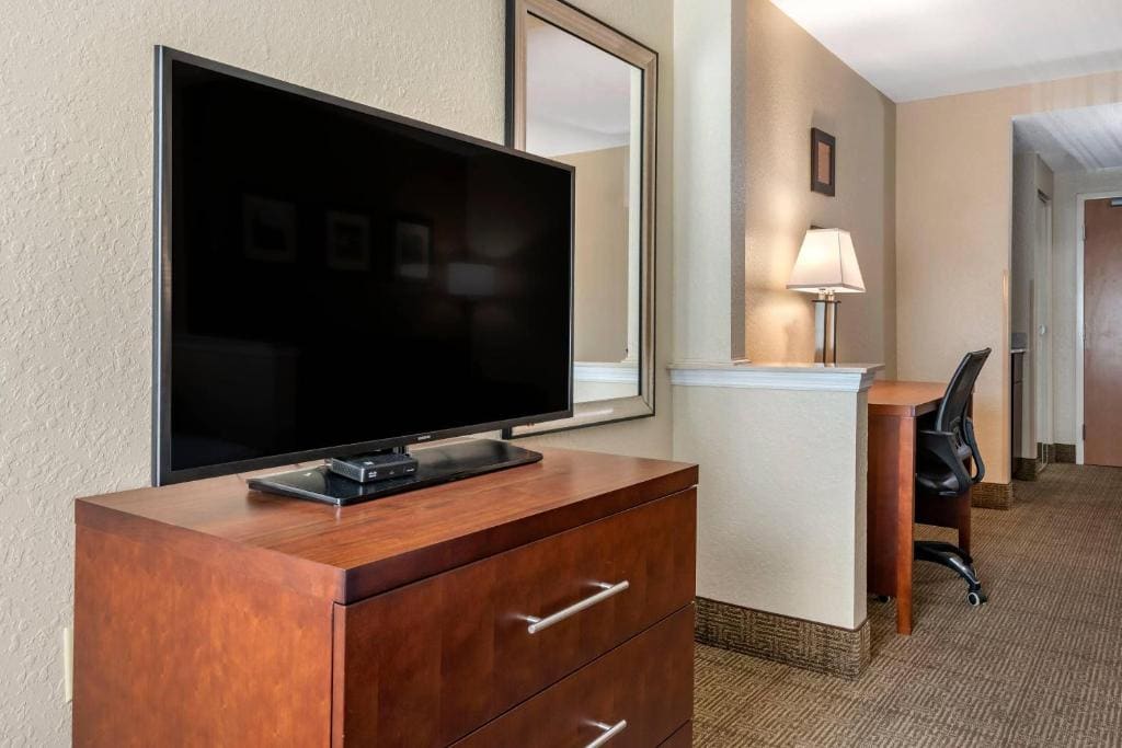 Queen Room with Two Queen Beds - Non Smoking room - Image 2
