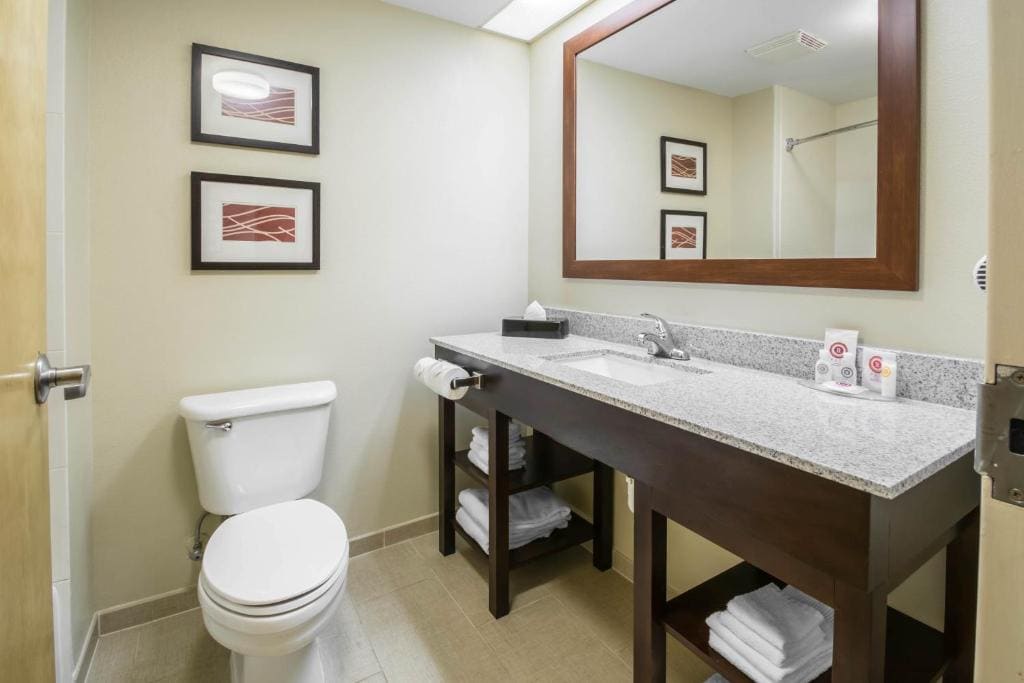 Queen Room with Two Queen Beds - Non Smoking room - Image 3