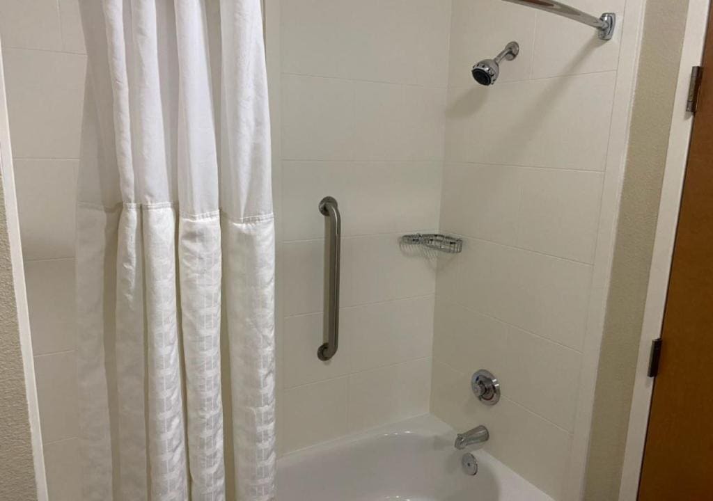 King Room - Accessible/Non-Smoking room - Image 2