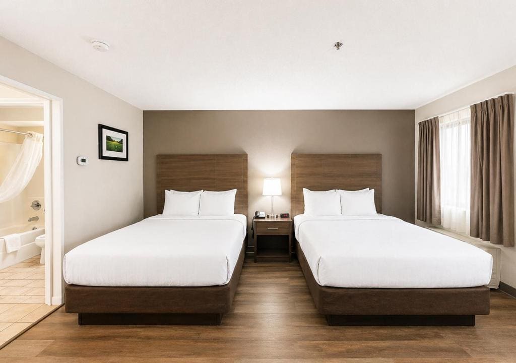 Efficiency Queen Room with Two Queen Beds - Non Smoking room - Image 3