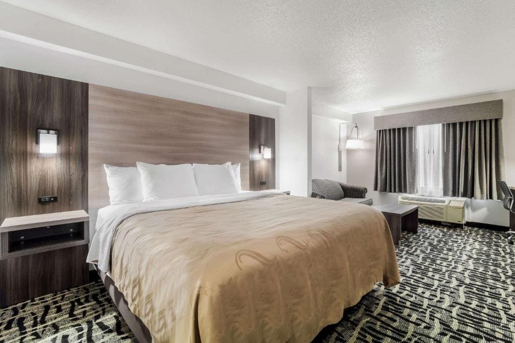 Superior King Suite - Non-Smoking room - Image 2