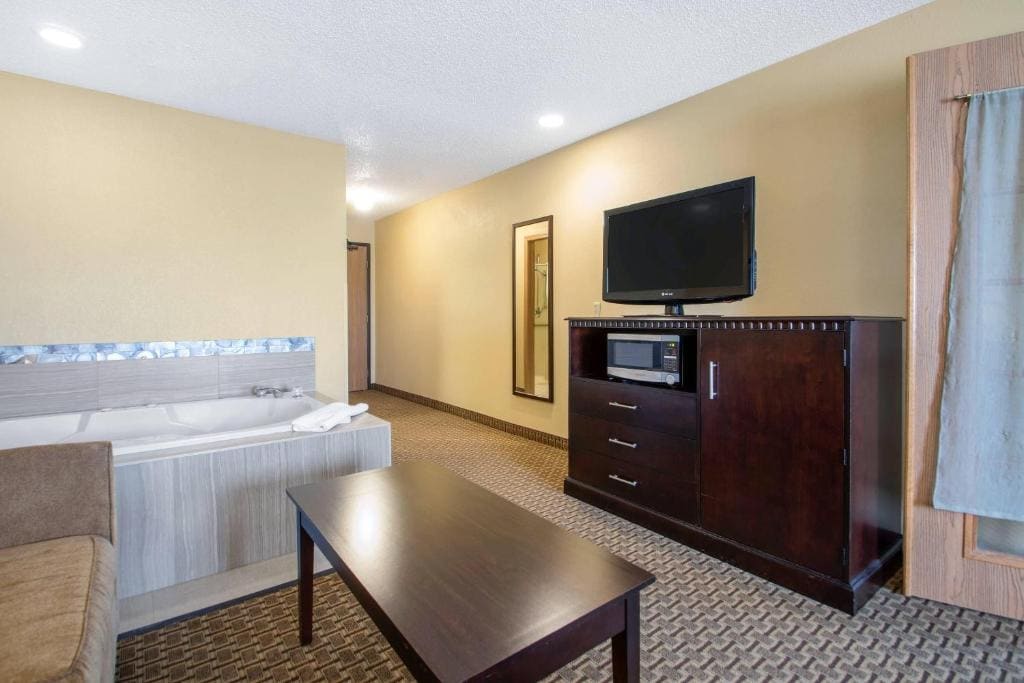 King Suite - Disability Access/Non-Smoking room - Image 3