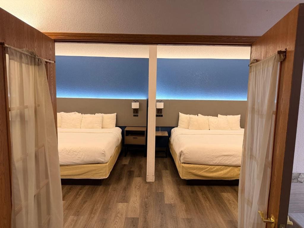 King Suite with Two King Beds - Non-Smoking room - Image 1