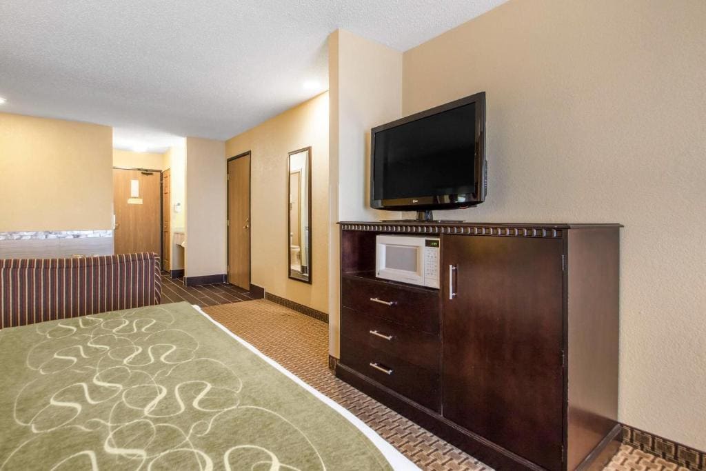 Queen Suite with Hot Tub and  Sofa Bed - Non-Smoking room - Image 1