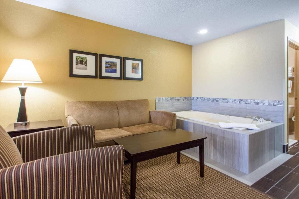 Queen Suite with Hot Tub and  Sofa Bed - Non-Smoking room - Image 3
