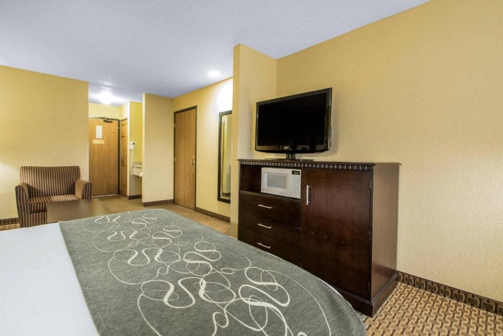 Queen Suite with Two Queen Beds - Non-Smoking room - Image 3