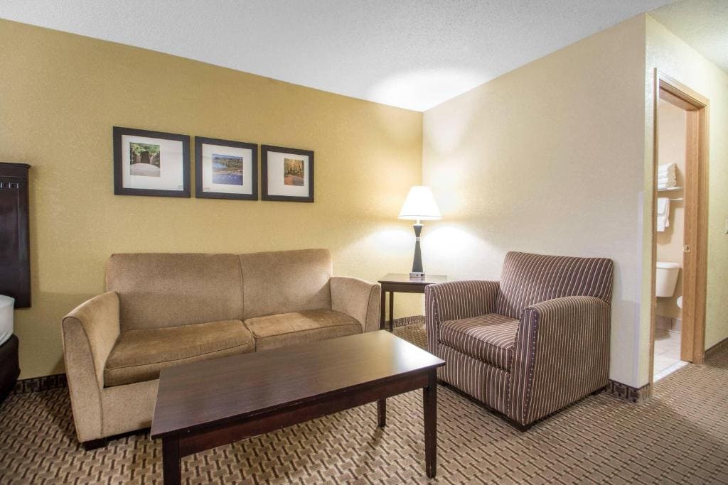 Queen Suite with Two Queen Beds - Non-Smoking room - Image 1