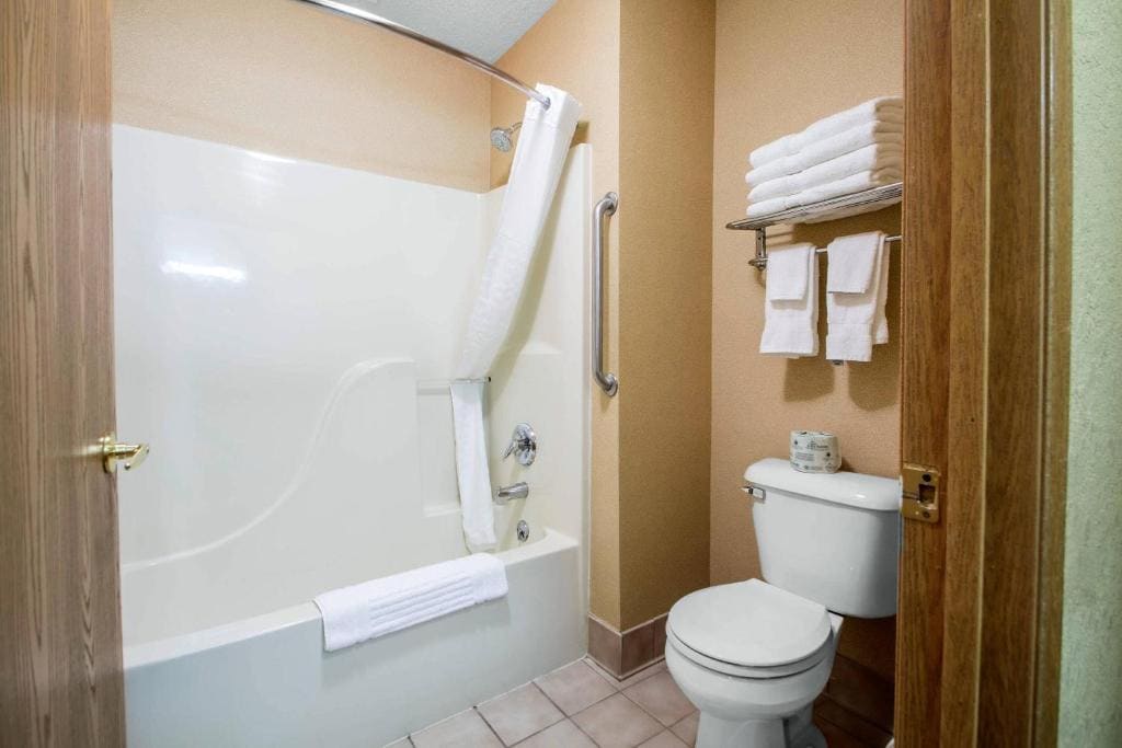 Queen Suite with Two Queen Beds - Non-Smoking room - Image 2