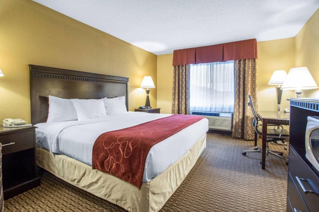 Suite with King Bed - Non-Smoking room - Image 3