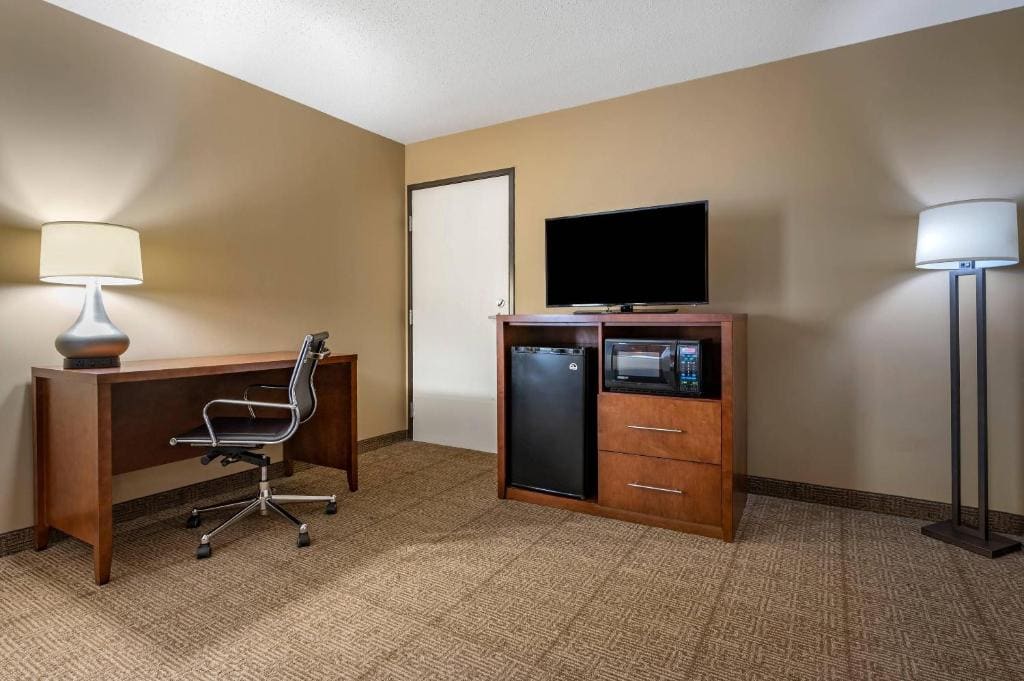 King Suite with Sofa Bed- Non-Smoking room - Image 2