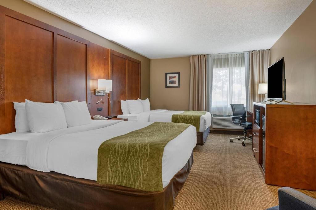 Queen Room with Two Queen Beds - Non-Smoking room - Image 2