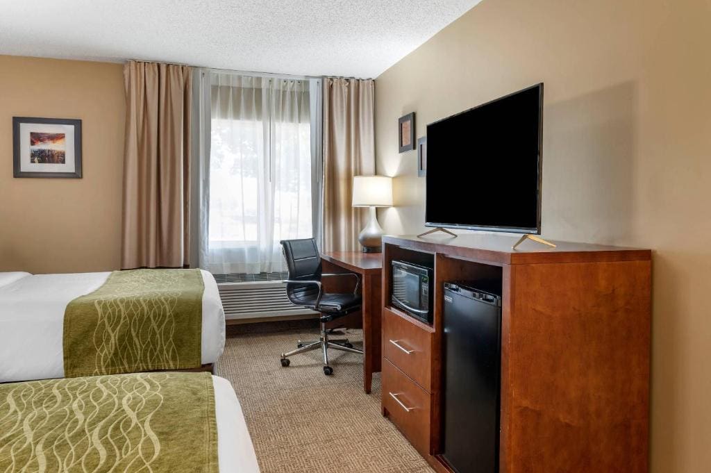 Queen Room with Two Queen Beds - Non-Smoking room - Image 3
