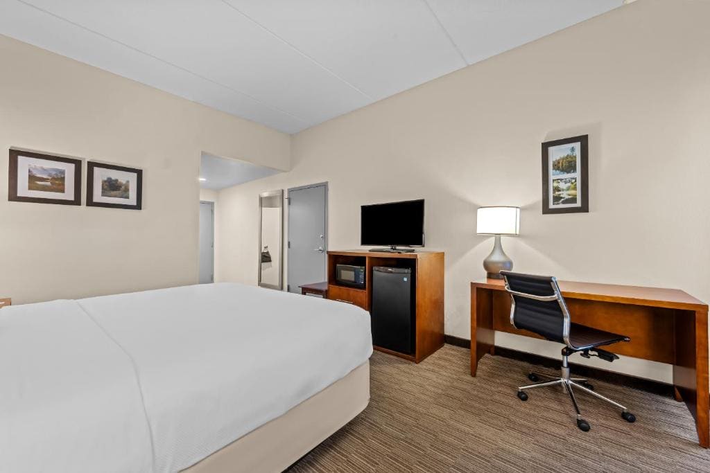 King Suite with Accessible Tub - Accessible/Non-Smoking room - Image 1