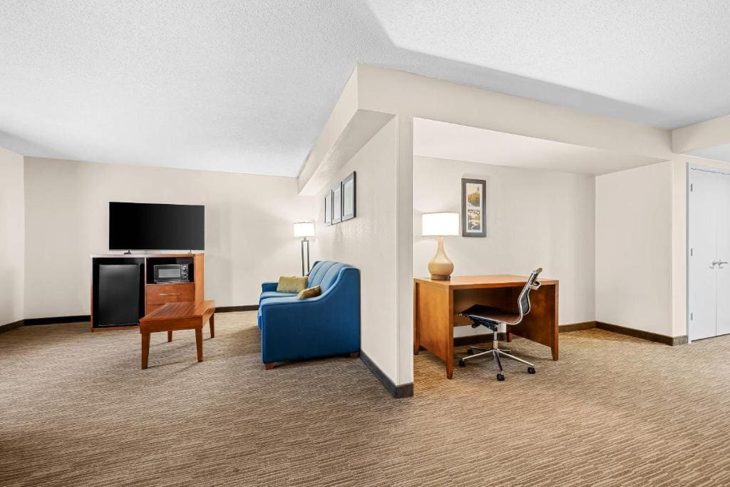Queen Suite with Two Queen Beds - Non-Smoking room - Image 2