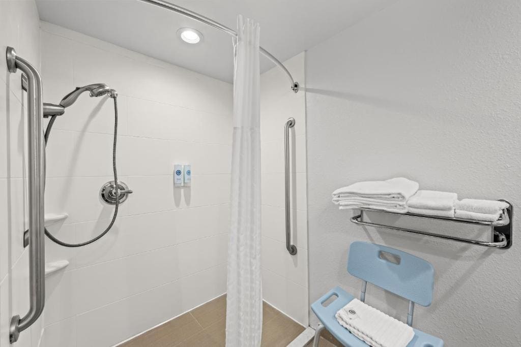 King Suite with Accessible Tub - Accessible/Non-Smoking room - Image 2