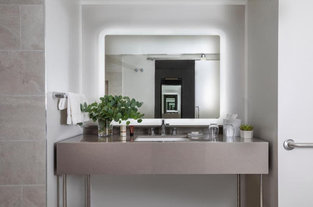 Two Queen Beds with Balcony - Disability Access room - Image 3