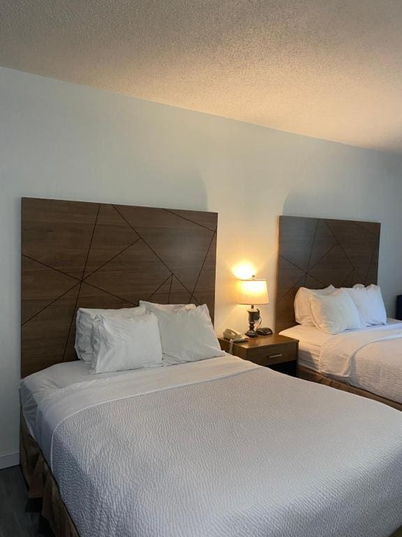 Quadruple Room with Two Queen Beds - Non Smoking room - Image 1