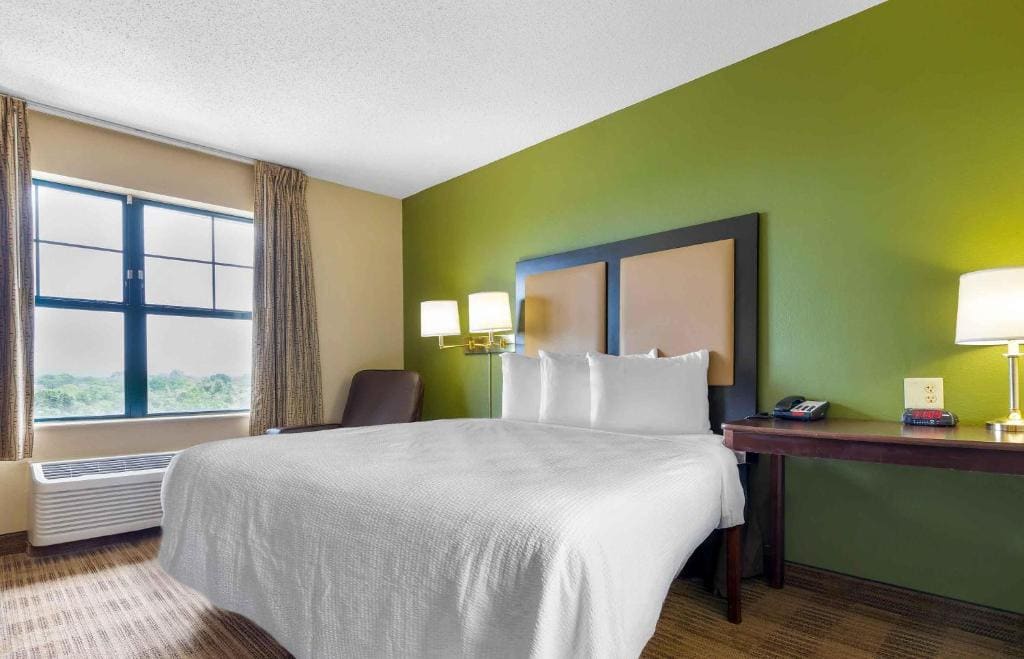 Queen studio with 1 Queen Bed - Disability Access/Non-Smoking room - Image 3