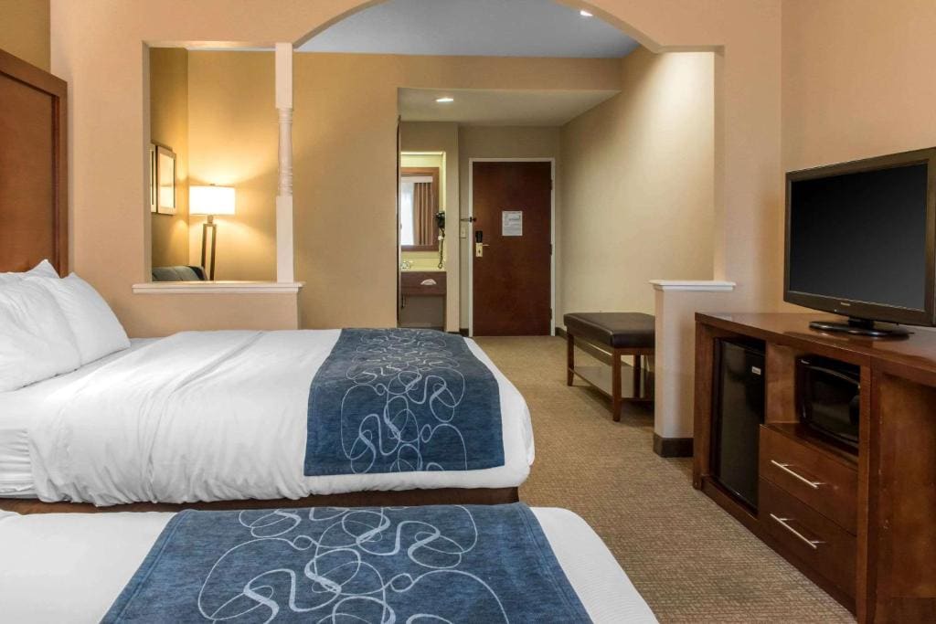 Two Queen Bed Suite with Sofa Bed - Non Smoking room - Image 1