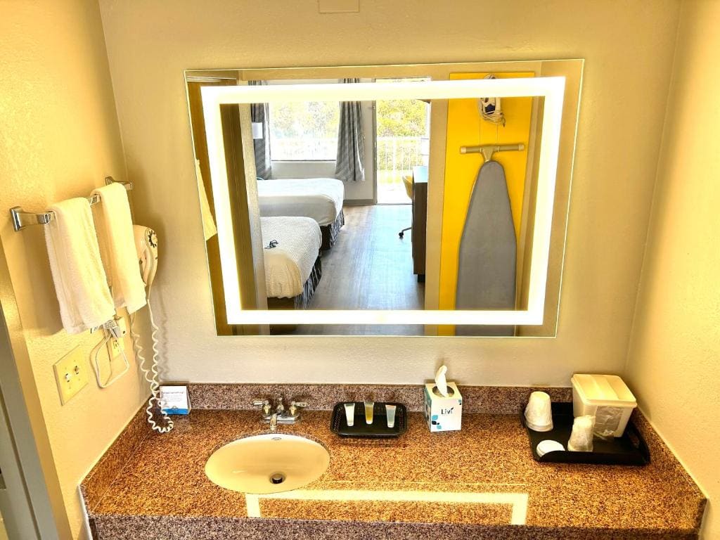 King Room - Second Floor/Non-Smoking room - Image 2