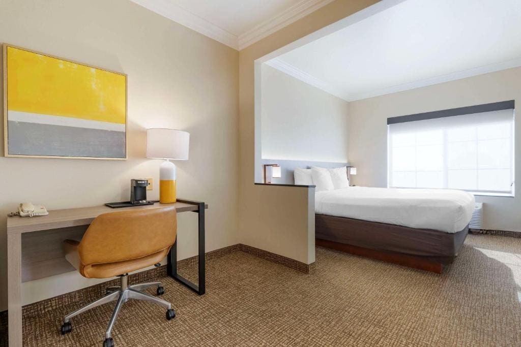 Ocean View Suite, Sofa Bed, 1 King Bed, Living Room, Non Smoking room - Image 3