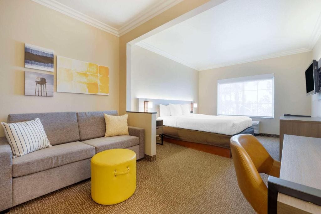 Accessible Junior Suite, 1 King Bed, Sofa Bed, Tub, Non Smoking room - Image 3