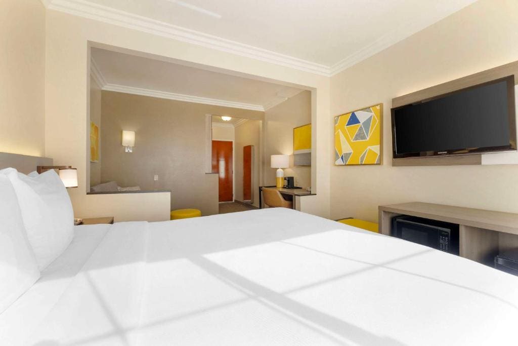 Junior Suite, 1 King Bed, Sofa Bed, Non Smoking room - Image 2
