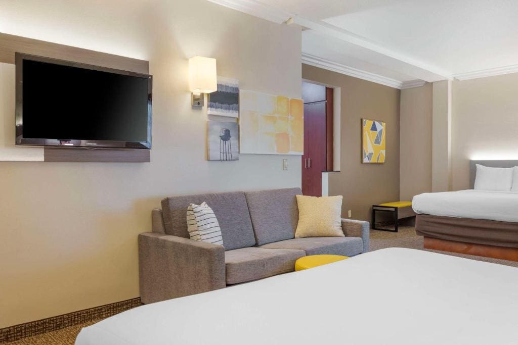 Superior Suite, 3 Queen Beds, Sofa Bed, Non Smoking room - Image 2