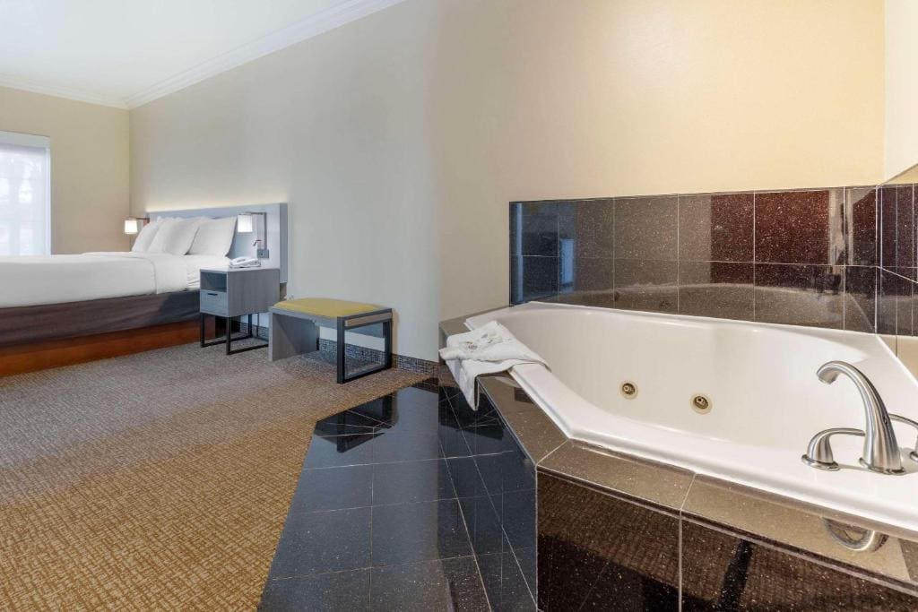 Hot Tub Suite, 1 King Bed, Sofa Bed, Non Smoking room - Image 1
